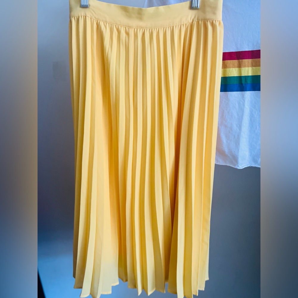 Pleated Midi skirt

A-line silhouette. Designed to hit below the